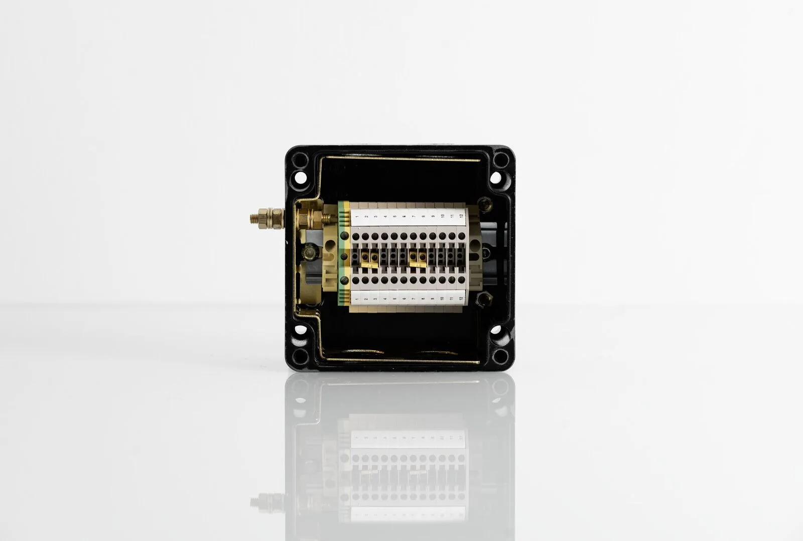 GRP P5 terminal box with terminals